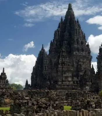 Megahnya Warisan Sejarah: Eksplorasi Candi Prambanan di Yogyakarta