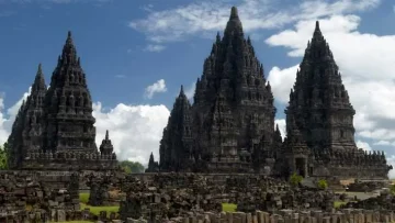 Megahnya Warisan Sejarah: Eksplorasi Candi Prambanan di Yogyakarta