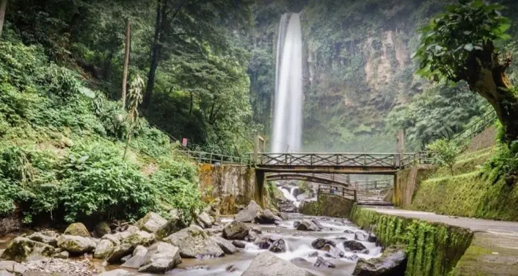 Menikmati Keindahan Air Terjun Grojogan Sewu: Destinasi Wisata Alam yang Memukau di Jawa Tengah